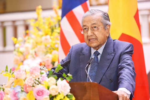 Thủ tướng Malaysia Mahathir Mohamad trong họp báo sáng nay tại Hà Nội. Ảnh: Giang Huy.