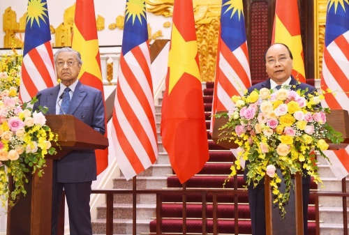 Thủ tướng Việt Nam Nguyễn Xuân Phúc, phải, và Thủ tướng Malaysia tại họp báo sáng nay. Ảnh: Giang Huy.