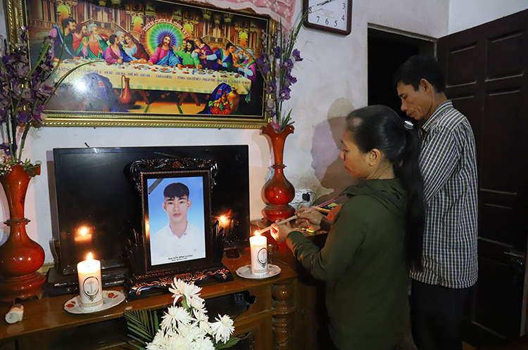 Tối 7/11 bố mẹ nạn nhân Nguyễn Đình Lượng ở Can Lộc, Hà Tĩnh liên tục thắp hương trước di ảnh con trai. Ảnh: Đức Hùng.