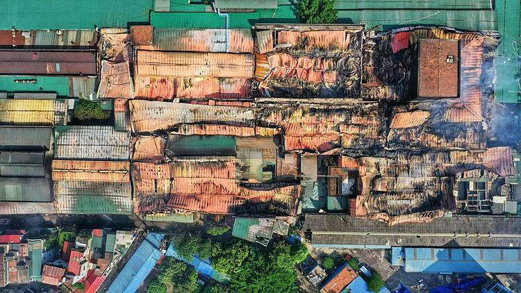 Khoảng 6.000 m2 nhà kho Rạng Đông đổ sập sau vụ cháy. Nhà kho nằm giữa khu dân cư đông đúc của quận Thanh Xuân. Ảnh: Giang Huy.