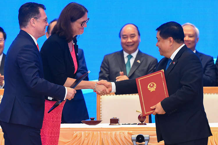 Việt Nam và EU ký Hiệp định thương mại tự do tại Hà Nội. Ảnh: Giang Huy.