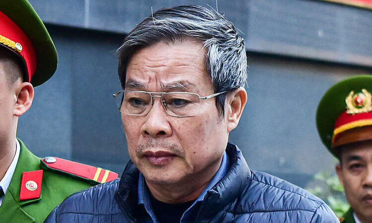 Cựu Bộ trưởng Nguyễn Bắc Son bị dẫn giải đến toà án hôm 16/12. Ảnh: Giang Huy.