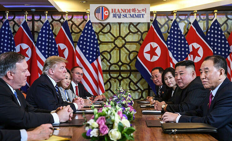 Tổng thống Mỹ Donald Trump và Chủ tịch Triền Tiên Kim Jong-un trong sự kiện tại Hà Nội. Ảnh: AFP.