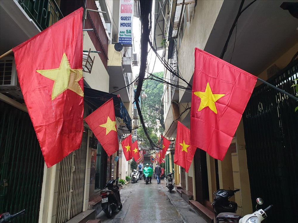 Các con phố, ngõ nhỏ của Thủ đô đồng loạt treo cờ đỏ sao vàng mừng năm mới Canh Tý 2020. Ảnh: TG.