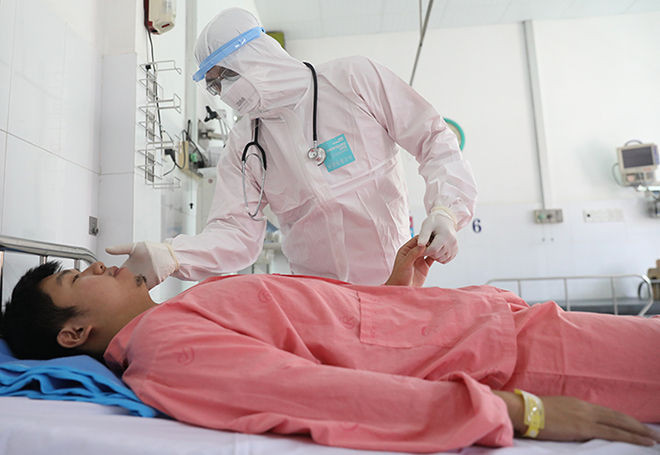 Bác sĩ của Bệnh viện Chợ Rẫy khám cho bệnh nhân người Trung Quốc nhiễm nCoV. Ảnh:  Hữu Khoa.