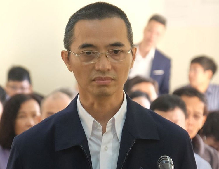 Cựu chánh thanh tra Bộ Thông tin và Truyền thông Đặng Anh Tuấn trong phiên tòa sáng 25/11. Ảnh: Xuân Hoa.