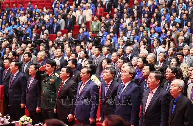 Các đồng chí lãnh đạo, nguyên lãnh đạo Đảng và Nhà nước cùng các đại biểu thực hiện nghi thức chào cờ. Ảnh: Thống Nhất/TTXVN.