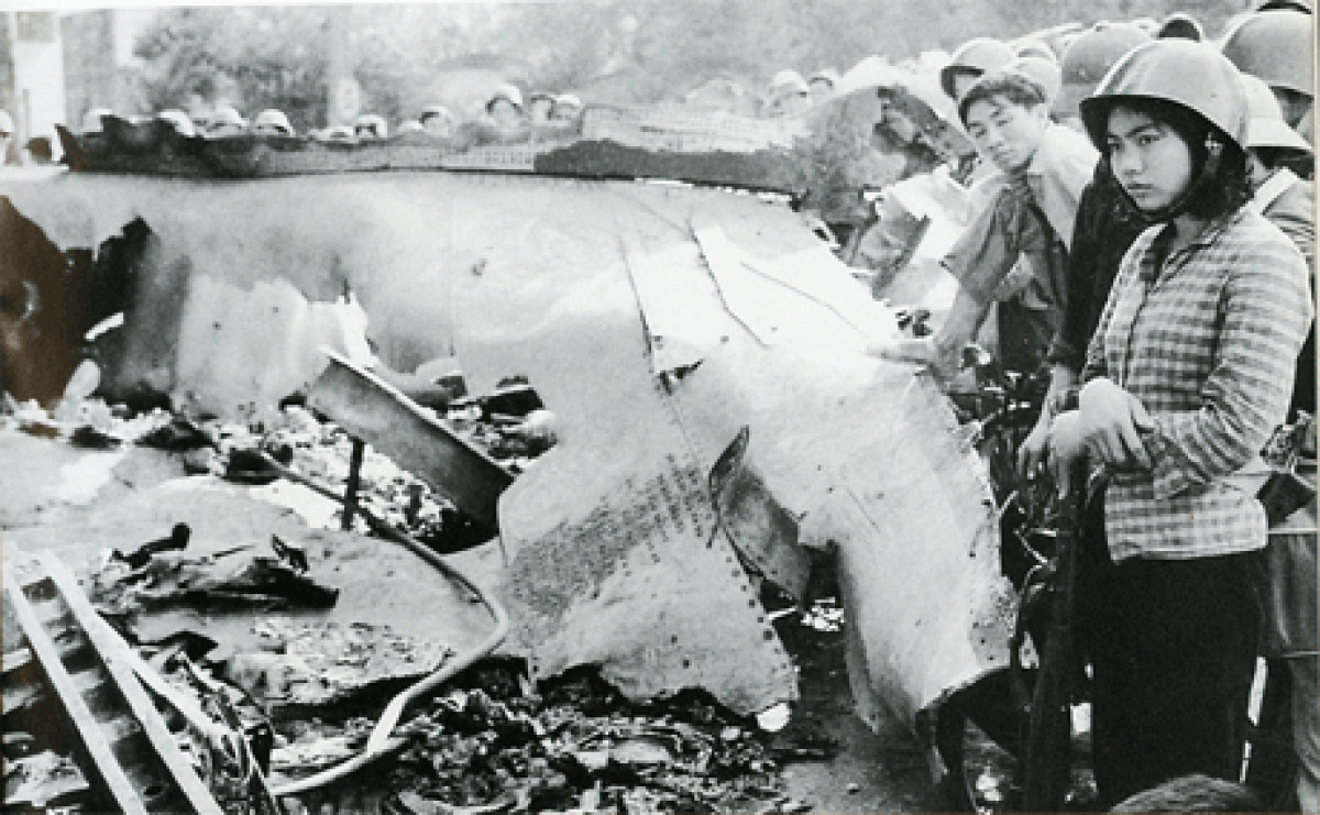 Xác B52 rơi ở đường Hoàng Hoa Thám - Hà Nội. (Ảnh tư liệu)