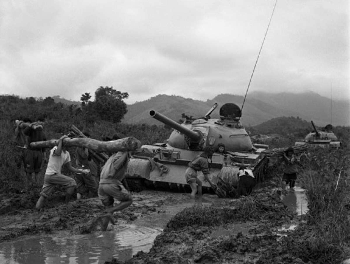 Bộ đội phối hợp với dân quân chống lầy cho xe tăng trên đường chiến dịch Đường 9 – Khe Sanh, cuối năm 1971. Ảnh: TTXVN.