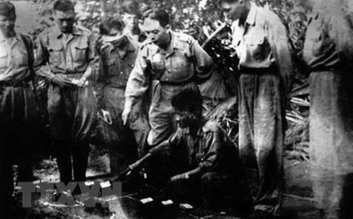 Đại tướng Võ Nguyên Giáp chỉ đạo phương án tác chiến trong chiến cuộc Đông Xuân 1953-1954. (Ảnh: Tư liệu TTXVN)