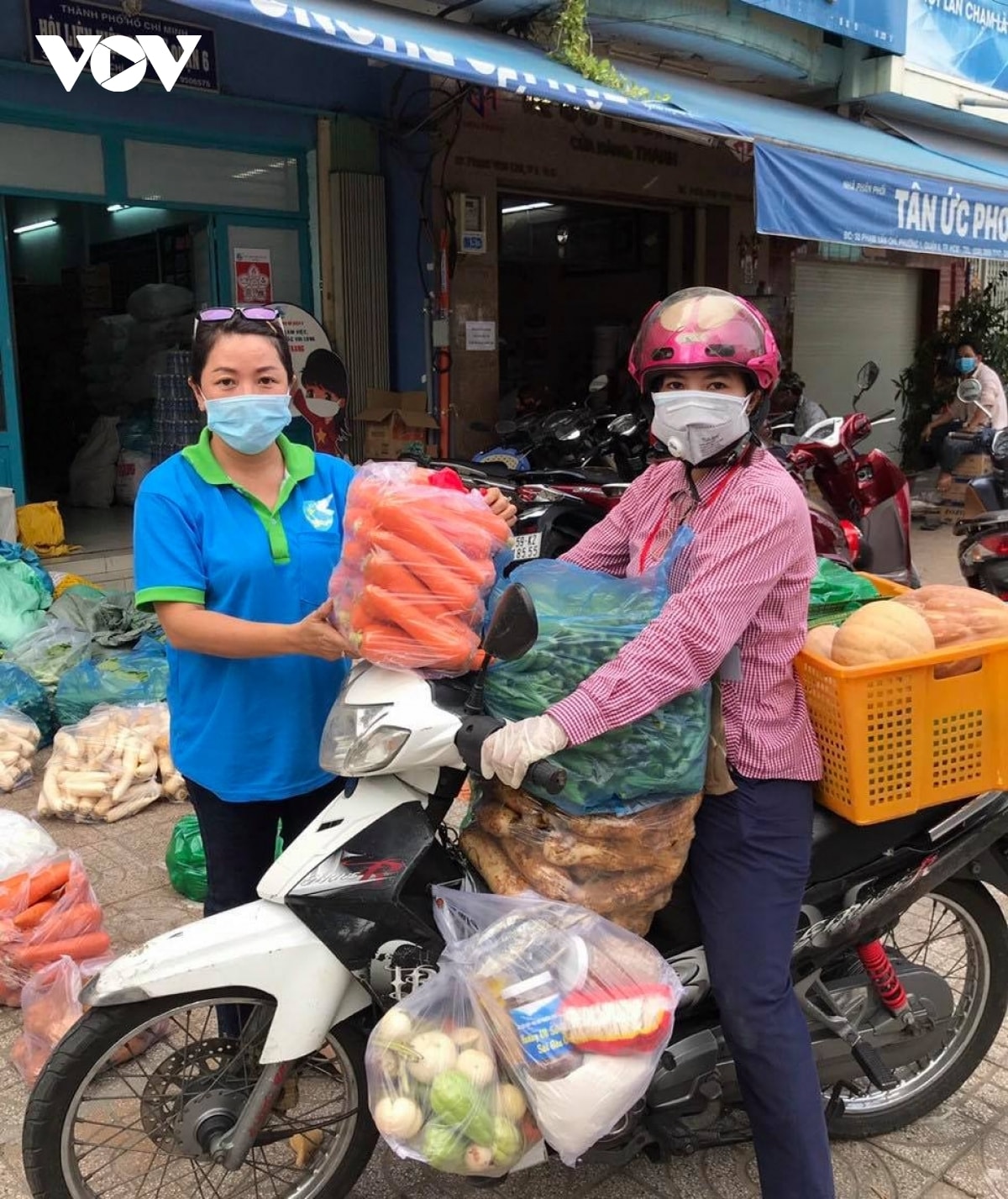 Những bếp ăn ấm tình đồng bào được nhóm lên tại TP.HCM. Ảnh: Tuyết Lê