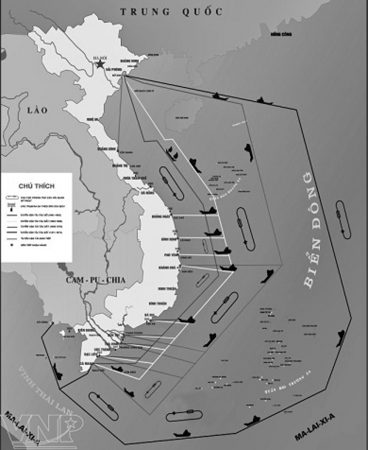 Bản đồ mô tả hành trình của những chuyến tàu chi viện bằng đường Hồ Chí Minh trên biển. Ảnh tư liệu TTXVN. 