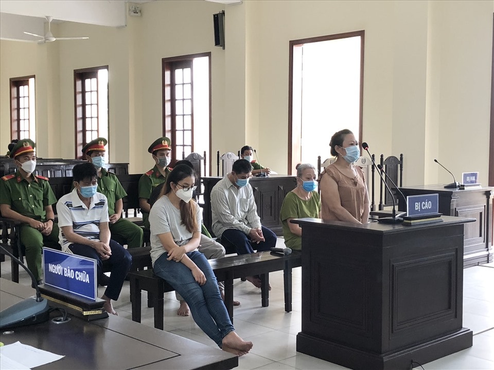 Các bị cáo trong đường dây mua bán ma túy tại phiên tòa. Ảnh: TR.L.