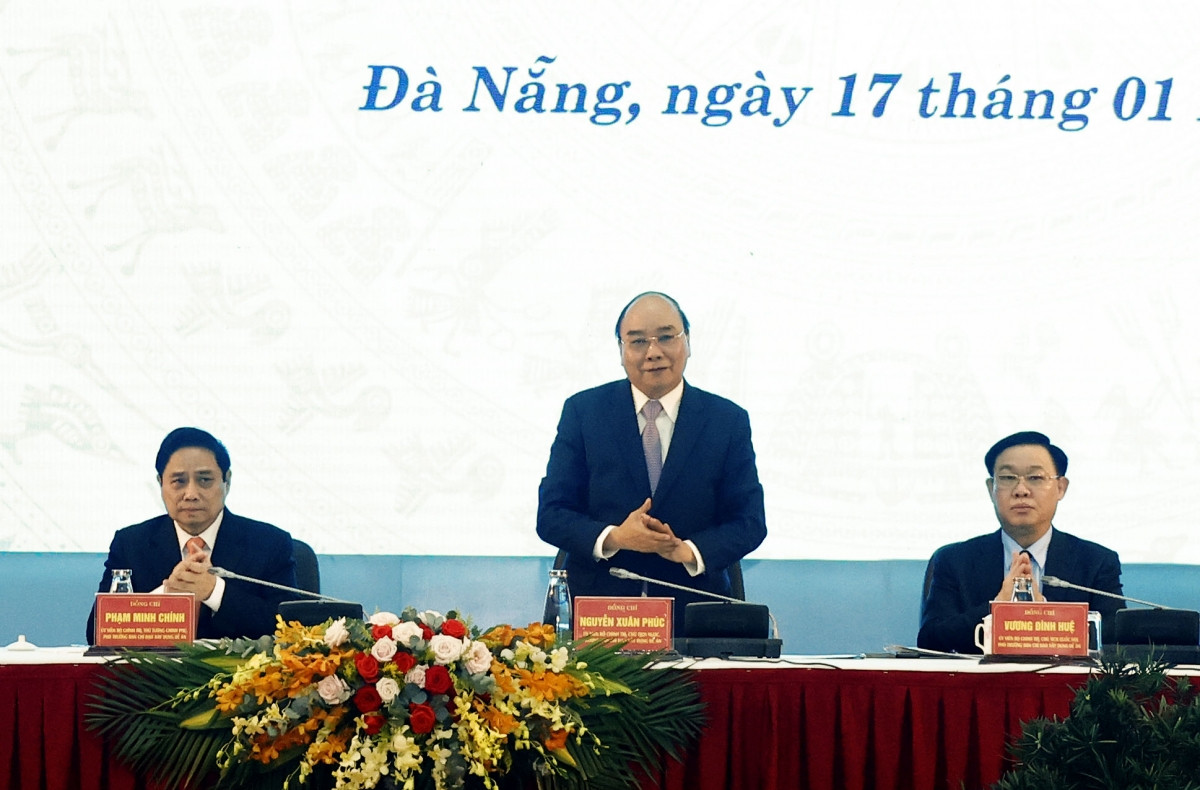 Chủ tịch nước Nguyễn Xuân Phúc, Thủ tướng Chính phủ Phạm Minh Chính, Chủ tịch Quốc hội Vương Đình Huệ đồng chủ trì hội thảo.