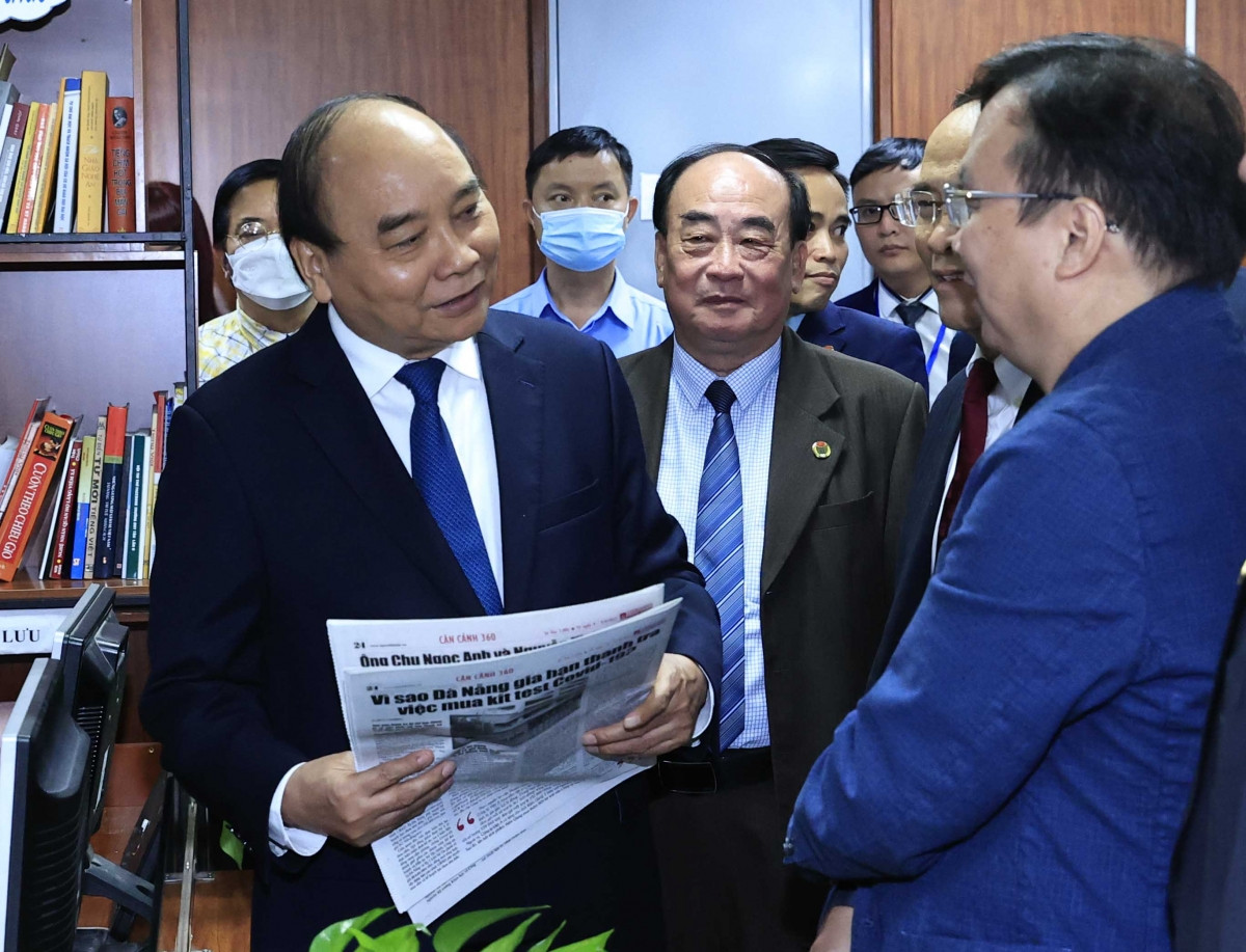 Chủ tịch nước Nguyễn Xuân Phúc thăm nơi làm việc của Báo Đời sống và Pháp luật, thuộc Trung ương Hội Luật gia Việt Nam.