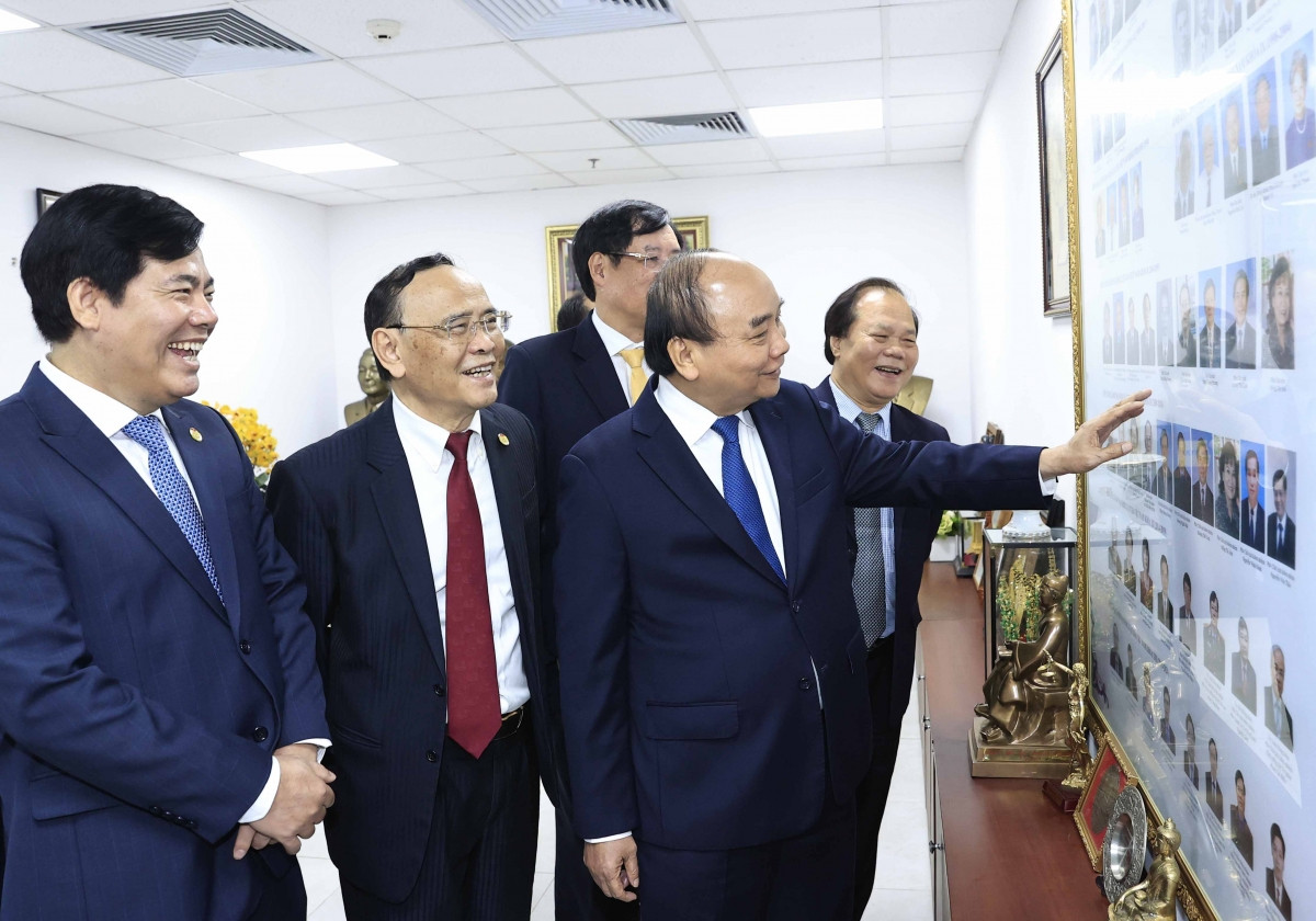 Chủ tịch nước Nguyễn Xuân Phúc thăm Phòng truyền thống và nghe giới thiệu về truyền thống của Hội Luật gia Việt Nam.