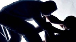 Bé gái ở nhà một mình bị “yêu râu xanh” làm hại