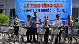 Trao tặng xe đạp cho học sinh nghèo, hiếu học