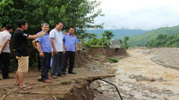 Công đoàn VKSND tỉnh Sơn La thăm các gia đình cán bộ Kiểm sát bị thiệt hại do lũ lụt