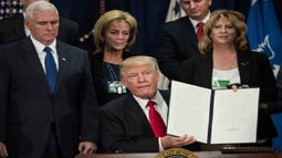 Trump ra lệnh xây tường biên giới với Mexico
