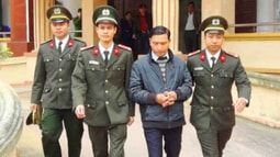 Bắt Bí thư xã nhắn tin bôi nhọ Bí thư Huyện ủy