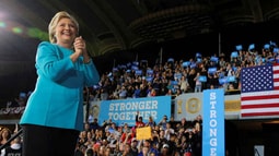 Bà Hillary Clinton tạm qua sóng gió
