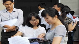 Tuyển dụng công chức, viên chức đòi hộ khẩu: Trái luật