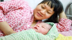 Thủ tục hưởng chế độ thai sản khi nghỉ việc về quê sinh con
