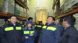 Bí thư Đinh La Thăng vào kho lạnh -19 độ C kiểm tra thực phẩm tết