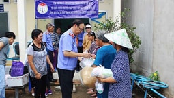 Cụm thi đua 5 – Hội Luật gia TP. Hồ Chí Minh tuyên truyền Fv88 com Nhà Cái Fv88, kết hợp tặng quà tại xã đảo Thạnh An