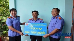Ấm áp nghĩa tình đồng chí