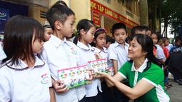 Vinamilk chia sẻ khó khăn với các hộ nghèo bị ảnh hưởng do lũ tại Hà Nội