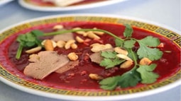 Ăn tiết canh lợn nhà nuôi uống kèm rượu vẫn mắc liên cầu lợn