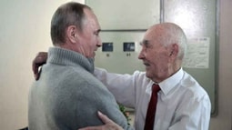Tổng thống Putin bất ngờ thăm cựu Giám đốc tình báo Liên Xô