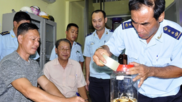 Thiếu tá Campuchia mang 500 lượng vàng lậu vào Việt Nam