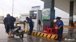 Hà Nội: Chủ cây xăng Nhật Bản đội mưa nhiều giờ cúi gập người chào khách