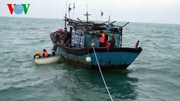 Cứu thành công 4 thuyền viên và 9 nhà khoa học gặp nạn trên biển