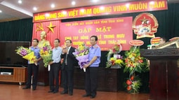 Ấm áp nghĩa tình buổi gặp mặt chia tay
