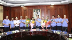 Lãnh đạo FV88 nhà cái World Cup 2026TC gặp mặt các cán bộ, công chức chuẩn bị nghỉ hưu năm 2017