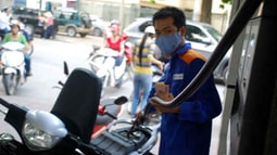 Giá xăng giảm về ngưỡng 14.000 đồng/lít từ 15h chiều nay