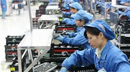 Từ 4/12 lao động nữ  mất việc sẽ được hỗ trợ tiền.