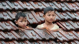 Những hình ảnh khiến bạn chẳng cầm được nước mắt trong trận mưa lũ lịch sử ở miền Trung