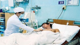 Ai phải bồi thường khi xảy ra ngộ độc rượu?