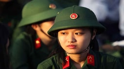 Ngắm những nữ tân binh xinh đẹp trong lễ giao quân 2017