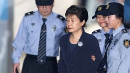 Cựu tổng thống Park Geun-hye bị còng tay xuất hiện trước tòa