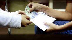 Nhận quà tặng có giá trị trên 2 triệu đồng, phải nộp lại cho cơ quan, đơn vị