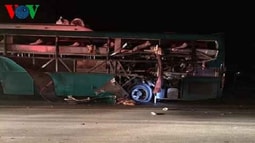 Xe khách bất ngờ phát nổ khi đang lưu thông, 2 người chết