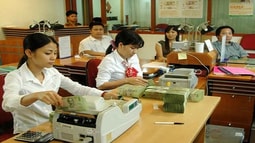 Rút tiền từ 100 triệu trở lên phải đăng ký trước