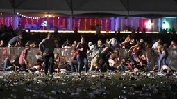 Xả súng từ trên cao vào lễ hội âm nhạc Mỹ, hơn 50 người chết
