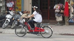 Nguy cơ tai nạn và mức phạt khi đeo tai nghe điện thoại tham gia giao thông